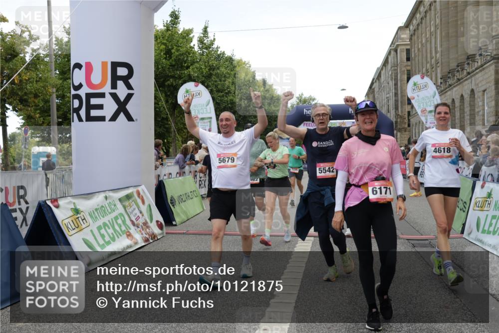 06.09.2026 - CURREX Alsterlauf Yannick Fuchs http://msf.ph/oto/10121875 06.09.2026 10:01:53 Ziel 2040, 2229, 2375, 2385, 2977, 3150, 3322, 3448, 3563, 3618, 4117, 4162, 4608, 4618, 5186, 5380, 5542, 5679, 5734, 5899, 6171, 6341, 8096, 8122 meine-sportfotos.de