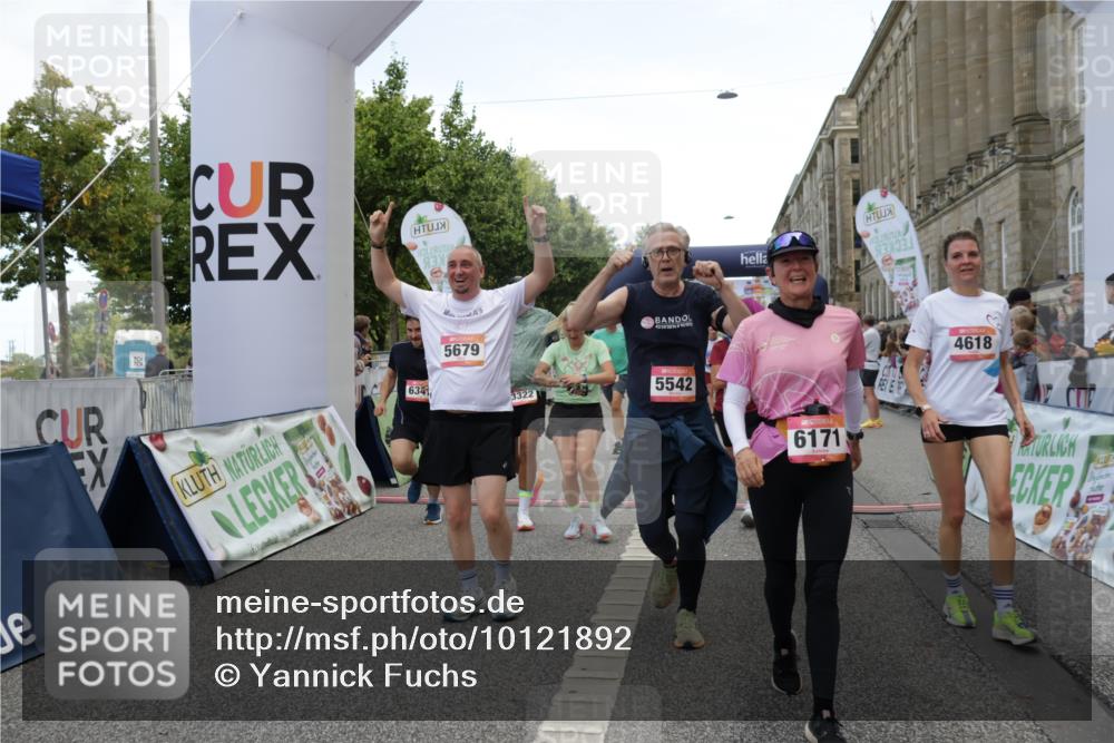 06.09.2026 - CURREX Alsterlauf Yannick Fuchs http://msf.ph/oto/10121892 06.09.2026 10:01:53 Ziel 2040, 2229, 2375, 2385, 2977, 3150, 3322, 3448, 3563, 3618, 4117, 4162, 4608, 4618, 5186, 5380, 5542, 5679, 5734, 5899, 6171, 6341, 8096, 8122 meine-sportfotos.de