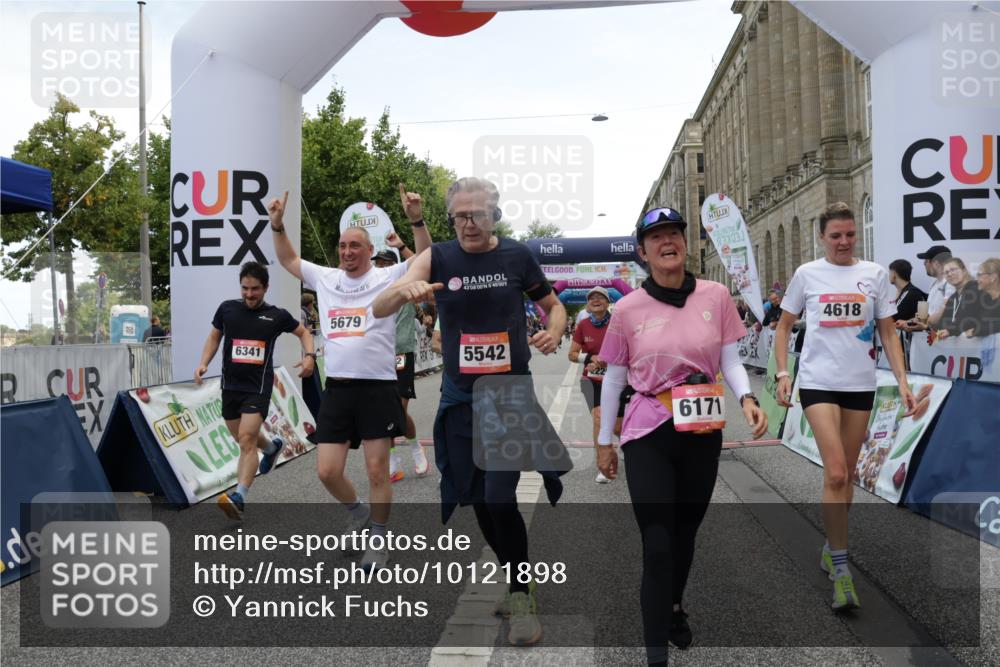 06.09.2026 - CURREX Alsterlauf Yannick Fuchs http://msf.ph/oto/10121898 06.09.2026 10:01:53 Ziel 2040, 2229, 2375, 2385, 2977, 3150, 3322, 3448, 3563, 3618, 4117, 4162, 4608, 4618, 5186, 5380, 5542, 5679, 5734, 5899, 6171, 6341, 8096, 8122 meine-sportfotos.de