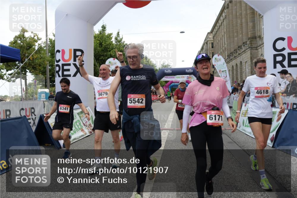 06.09.2026 - CURREX Alsterlauf Yannick Fuchs http://msf.ph/oto/10121907 06.09.2026 10:01:54 Ziel 2040, 2229, 2375, 2977, 3150, 3322, 3448, 3563, 3618, 4117, 4162, 4608, 4618, 5186, 5265, 5380, 5542, 5679, 5899, 6171, 6341, 8096, 8122 meine-sportfotos.de