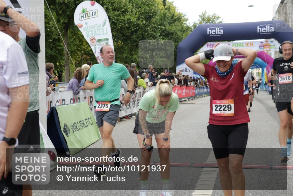 06.09.2026 - CURREX Alsterlauf Yannick Fuchs http://msf.ph/oto/10121937 06.09.2026 10:01:55 Ziel 2040, 2229, 2375, 3150, 3322, 3448, 3618, 4117, 4127, 4162, 4618, 5265, 5380, 5542, 5679, 5899, 6171, 6341, 8096, 8122 meine-sportfotos.de