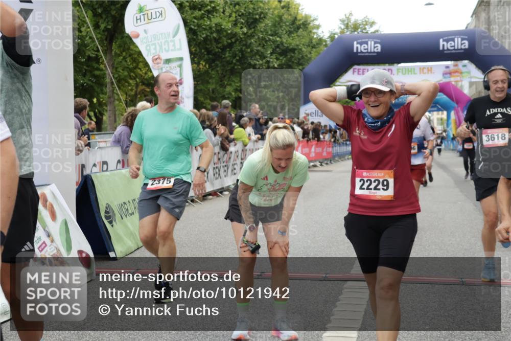 06.09.2026 - CURREX Alsterlauf Yannick Fuchs http://msf.ph/oto/10121942 06.09.2026 10:01:55 Ziel 2040, 2229, 2375, 3150, 3322, 3448, 3618, 4117, 4127, 4162, 4618, 5265, 5380, 5542, 5679, 5899, 6171, 6341, 8096, 8122 meine-sportfotos.de