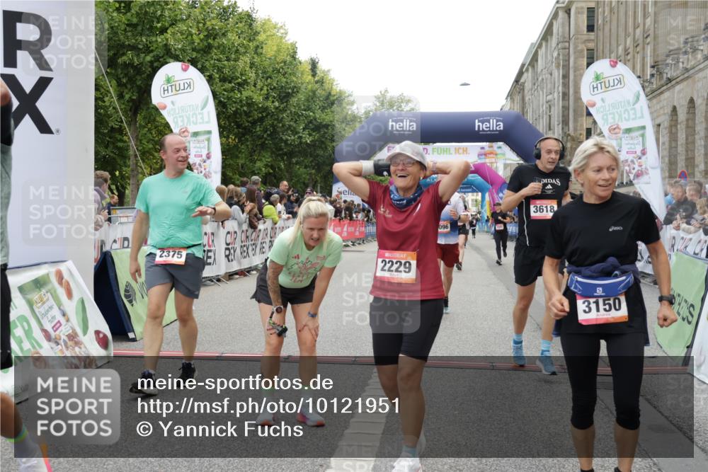 06.09.2026 - CURREX Alsterlauf Yannick Fuchs http://msf.ph/oto/10121951 06.09.2026 10:01:55 Ziel 2040, 2229, 2375, 3150, 3322, 3448, 3618, 4117, 4127, 4162, 4618, 5265, 5380, 5542, 5679, 5899, 6171, 6341, 8096, 8122 meine-sportfotos.de