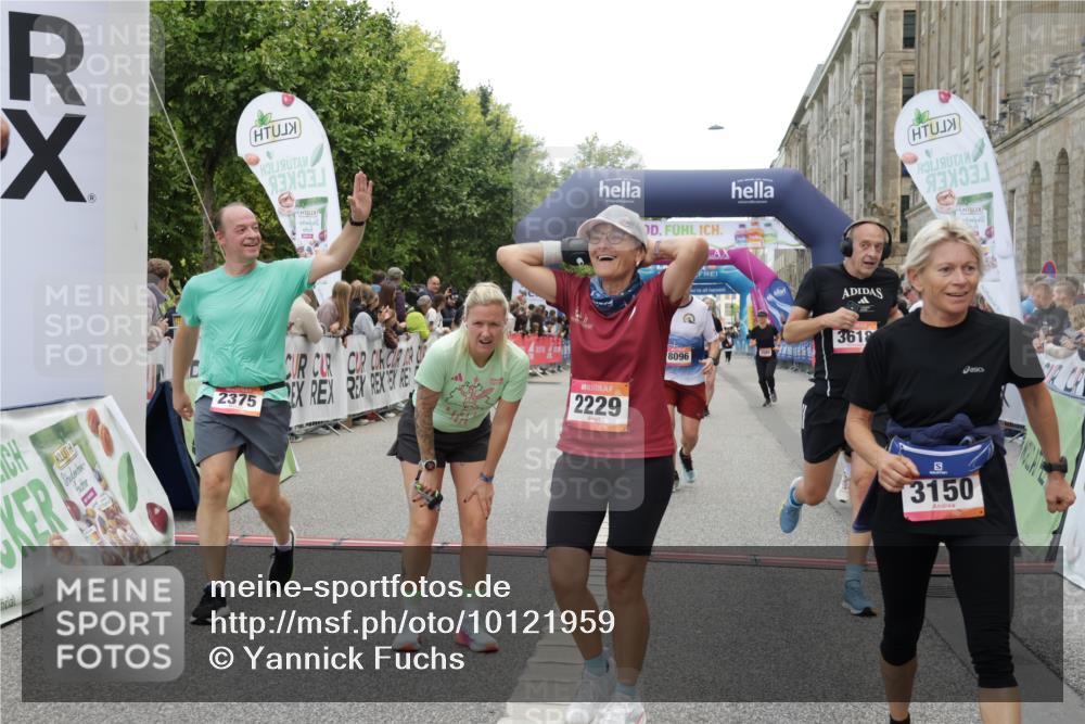 06.09.2026 - CURREX Alsterlauf Yannick Fuchs http://msf.ph/oto/10121959 06.09.2026 10:01:55 Ziel 2040, 2229, 2375, 3150, 3322, 3448, 3618, 4117, 4127, 4162, 4618, 5265, 5380, 5542, 5679, 5899, 6171, 6341, 8096, 8122 meine-sportfotos.de