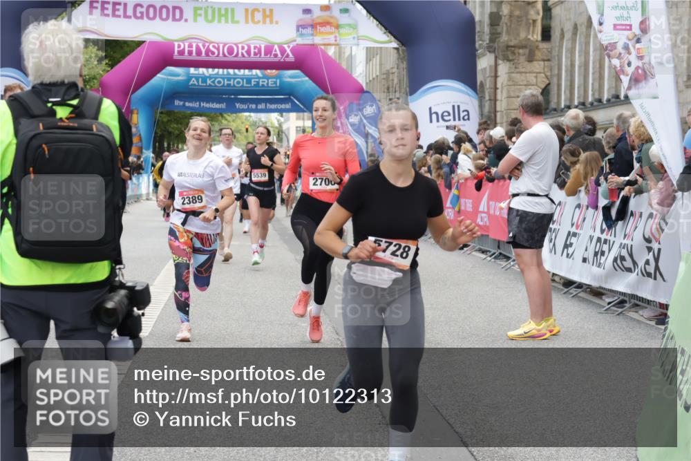 06.09.2026 - CURREX Alsterlauf Yannick Fuchs http://msf.ph/oto/10122313 06.09.2026 10:02:13 Ziel 2389, 2513, 2700, 3090, 3728, 3800, 4097, 4734, 5109, 5485, 5539, 5540, 5728, 6383, 8175 meine-sportfotos.de