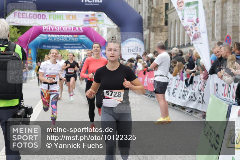 06.09.2026 - CURREX Alsterlauf Yannick Fuchs http://msf.ph/oto/10122325 06.09.2026 10:02:13 Ziel 2389, 2513, 2700, 3090, 3728, 3800, 4097, 4734, 5109, 5485, 5539, 5540, 5728, 6383, 8175 meine-sportfotos.de