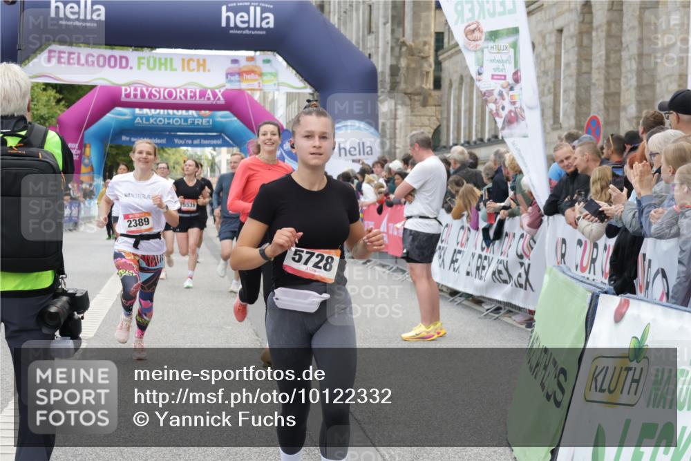 06.09.2026 - CURREX Alsterlauf Yannick Fuchs http://msf.ph/oto/10122332 06.09.2026 10:02:13 Ziel 2389, 2513, 2700, 3090, 3728, 3800, 4097, 4734, 5109, 5485, 5539, 5540, 5728, 6383, 8175 meine-sportfotos.de