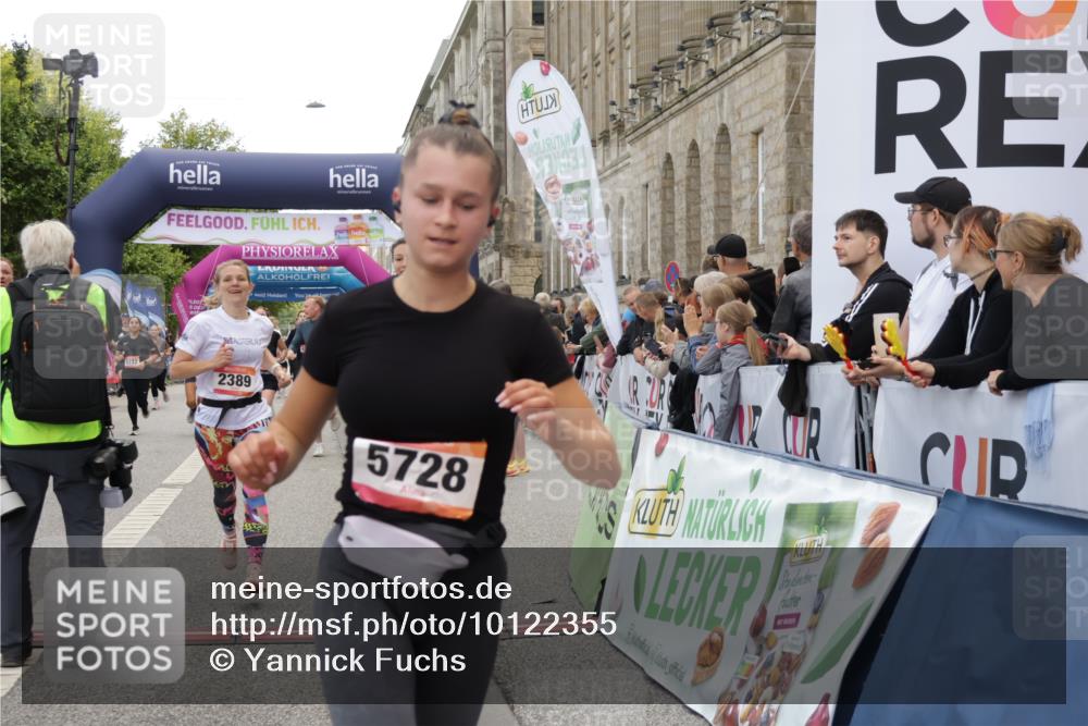 06.09.2026 - CURREX Alsterlauf Yannick Fuchs http://msf.ph/oto/10122355 06.09.2026 10:02:14 Ziel 2389, 2513, 2700, 3090, 3613, 3728, 3800, 4097, 4459, 4734, 4872, 5109, 5485, 5539, 5540, 5728, 6207, 6383, 8175 meine-sportfotos.de