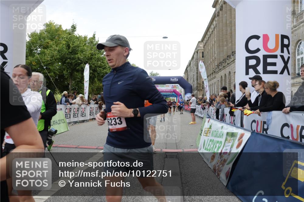 06.09.2026 - CURREX Alsterlauf Yannick Fuchs http://msf.ph/oto/10122751 06.09.2026 10:02:28 Ziel 2817, 2886, 3062, 3447, 4363, 4817, 5075, 5079, 5328, 5517, 5655, 5893, 6152, 6233, 8331 meine-sportfotos.de