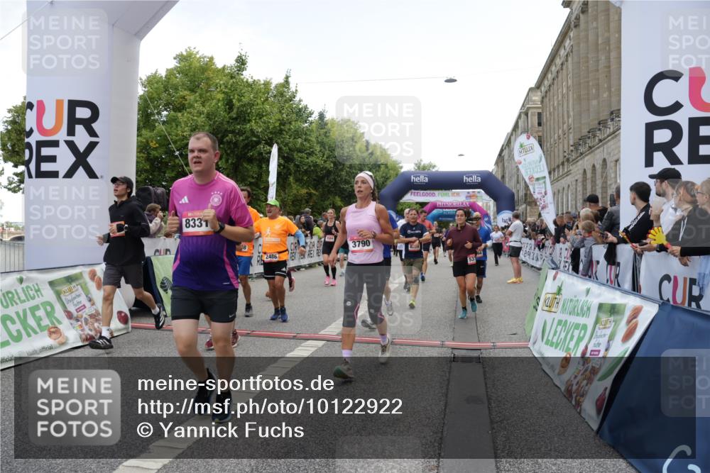 06.09.2026 - CURREX Alsterlauf Yannick Fuchs http://msf.ph/oto/10122922 06.09.2026 10:02:34 Ziel 2135, 2304, 2486, 2488, 2817, 2886, 3042, 3062, 3089, 3532, 3584, 3790, 3858, 3882, 4173, 4285, 4325, 4550, 4594, 4624, 5379, 5517, 5908, 6152, 6174, 6203, 6233, 8268, 8331 meine-sportfotos.de
