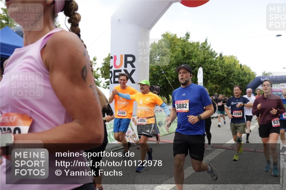 06.09.2026 - CURREX Alsterlauf Yannick Fuchs http://msf.ph/oto/10122978 06.09.2026 10:02:35 Ziel 2135, 2304, 2486, 2488, 2886, 3028, 3042, 3062, 3089, 3532, 3584, 3790, 3858, 3882, 4173, 4285, 4325, 4550, 4594, 4624, 5379, 5517, 5908, 6152, 6174, 6203, 6431, 8268, 8331 meine-sportfotos.de