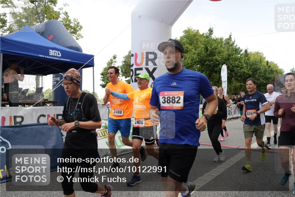 06.09.2026 - CURREX Alsterlauf Yannick Fuchs http://msf.ph/oto/10122991 06.09.2026 10:02:35 Ziel 2135, 2304, 2486, 2488, 2886, 3028, 3042, 3062, 3089, 3532, 3584, 3790, 3858, 3882, 4173, 4285, 4325, 4550, 4594, 4624, 5379, 5517, 5908, 6152, 6174, 6203, 6431, 8268, 8331 meine-sportfotos.de