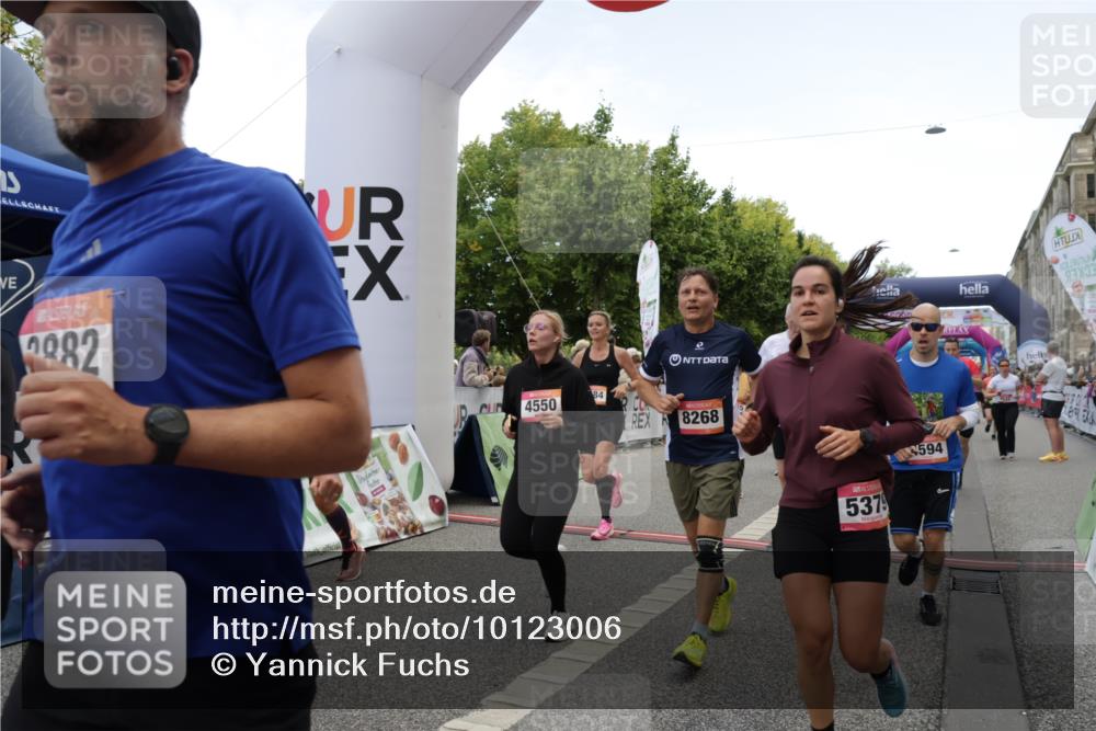 06.09.2026 - CURREX Alsterlauf Yannick Fuchs http://msf.ph/oto/10123006 06.09.2026 10:02:36 Ziel 2135, 2304, 2486, 2488, 2702, 2886, 2954, 3028, 3042, 3062, 3089, 3532, 3584, 3790, 3858, 3882, 4173, 4263, 4285, 4325, 4550, 4594, 4624, 5379, 5517, 5908, 6152, 6174, 6203, 6431, 8244, 8268, 8331 meine-sportfotos.de