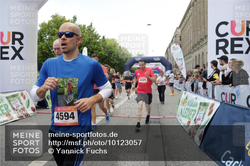 06.09.2026 - CURREX Alsterlauf Yannick Fuchs http://msf.ph/oto/10123057 06.09.2026 10:02:37 Ziel 2135, 2304, 2486, 2488, 2702, 2886, 2954, 3028, 3042, 3089, 3221, 3222, 3532, 3584, 3790, 3858, 3882, 4173, 4263, 4285, 4325, 4550, 4594, 4624, 5379, 5517, 5908, 6120, 6174, 6203, 6431, 8121, 8244, 8268, 8331 meine-sportfotos.de