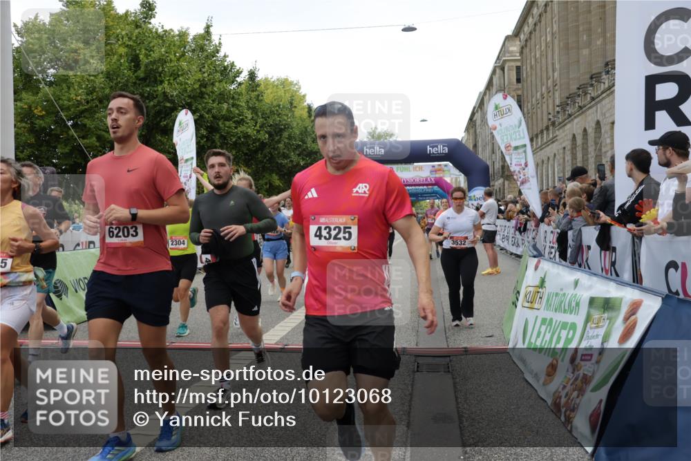06.09.2026 - CURREX Alsterlauf Yannick Fuchs http://msf.ph/oto/10123068 06.09.2026 10:02:38 Ziel 2135, 2304, 2486, 2488, 2702, 2886, 2954, 3028, 3042, 3089, 3221, 3222, 3532, 3584, 3790, 3858, 3882, 4173, 4263, 4285, 4325, 4550, 4594, 4624, 5379, 5517, 5908, 6120, 6174, 6203, 6431, 8121, 8147, 8244, 8268, 8331 meine-sportfotos.de
