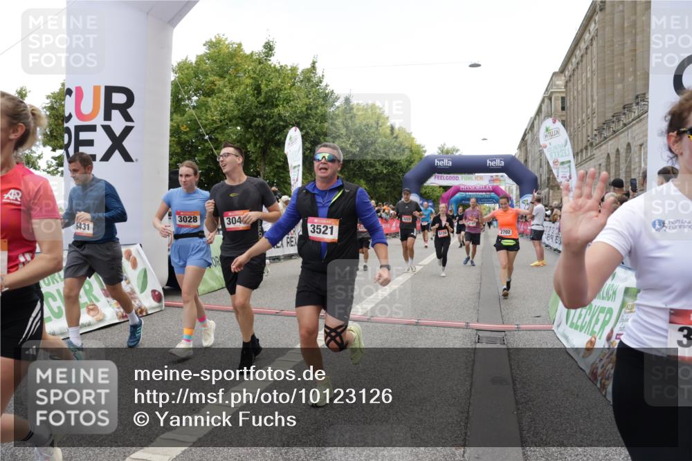 06.09.2026 - CURREX Alsterlauf Yannick Fuchs http://msf.ph/oto/10123126 06.09.2026 10:02:40 Ziel 2135, 2304, 2486, 2488, 2702, 2954, 3028, 3042, 3089, 3221, 3222, 3532, 3584, 3790, 3858, 3882, 4173, 4263, 4285, 4325, 4550, 4594, 4624, 5379, 5908, 6120, 6174, 6203, 6219, 6431, 8121, 8147, 8244, 8268, 8305, 8331 meine-sportfotos.de