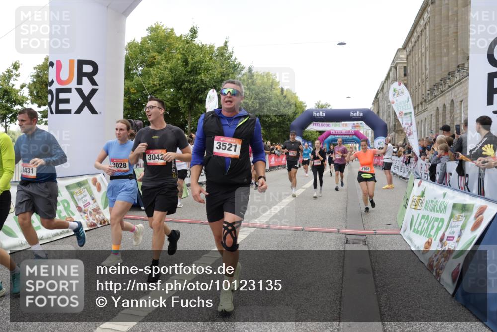 06.09.2026 - CURREX Alsterlauf Yannick Fuchs http://msf.ph/oto/10123135 06.09.2026 10:02:40 Ziel 2135, 2304, 2486, 2488, 2702, 2954, 3028, 3042, 3089, 3221, 3222, 3532, 3584, 3790, 3858, 3882, 4173, 4263, 4285, 4325, 4550, 4594, 4624, 5379, 5908, 6120, 6174, 6203, 6219, 6431, 8121, 8147, 8244, 8268, 8305, 8331 meine-sportfotos.de