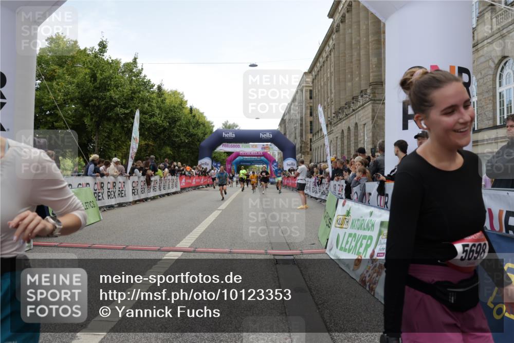 06.09.2026 - CURREX Alsterlauf Yannick Fuchs http://msf.ph/oto/10123353 06.09.2026 10:02:47 Ziel 2702, 2954, 3028, 3221, 3222, 4263, 5693, 5698, 6120, 6219, 6431, 8121, 8147, 8244, 8282, 8305 meine-sportfotos.de