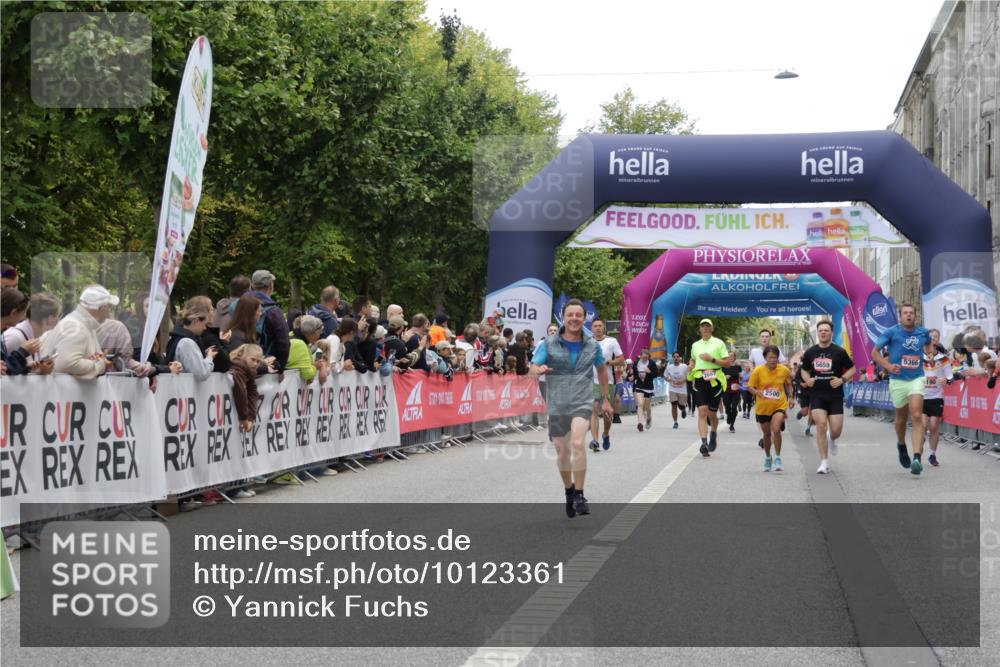 06.09.2026 - CURREX Alsterlauf Yannick Fuchs http://msf.ph/oto/10123361 06.09.2026 10:02:48 Ziel 2500, 2702, 2954, 3221, 3222, 4263, 5366, 5693, 5698, 6120, 6219, 8121, 8147, 8244, 8282, 8305 meine-sportfotos.de