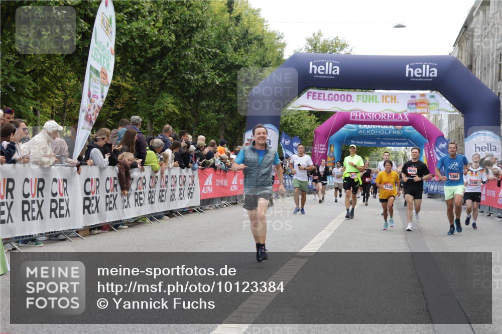 06.09.2026 - CURREX Alsterlauf Yannick Fuchs http://msf.ph/oto/10123384 06.09.2026 10:02:48 Ziel 2500, 2702, 2954, 3221, 3222, 4263, 5366, 5693, 5698, 6120, 6219, 8121, 8147, 8244, 8282, 8305 meine-sportfotos.de