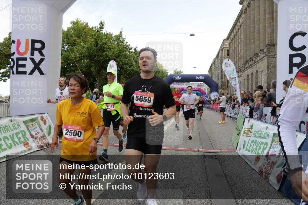 06.09.2026 - CURREX Alsterlauf Yannick Fuchs http://msf.ph/oto/10123603 06.09.2026 10:02:55 Ziel 2500, 2687, 3338, 3909, 4474, 4475, 4730, 5190, 5366, 5659, 5771, 5780, 5865, 5866, 6398, 8282 meine-sportfotos.de