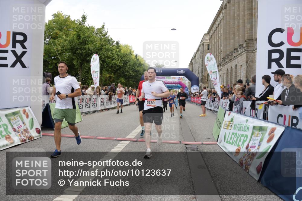 06.09.2026 - CURREX Alsterlauf Yannick Fuchs http://msf.ph/oto/10123637 06.09.2026 10:02:56 Ziel 2500, 2687, 3338, 3721, 3909, 4345, 4348, 4474, 4475, 4730, 5190, 5366, 5465, 5659, 5771, 5780, 5865, 5866, 6398, 8282 meine-sportfotos.de