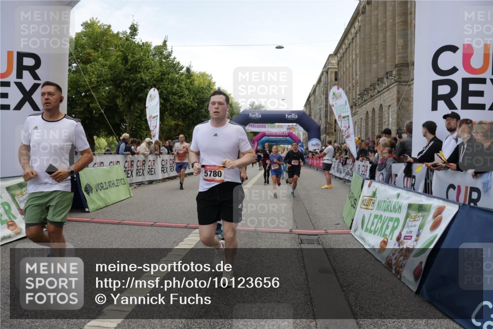 06.09.2026 - CURREX Alsterlauf Yannick Fuchs http://msf.ph/oto/10123656 06.09.2026 10:02:56 Ziel 2500, 2687, 3338, 3721, 3909, 4345, 4348, 4474, 4475, 4730, 5190, 5366, 5465, 5659, 5771, 5780, 5865, 5866, 6398, 8282 meine-sportfotos.de