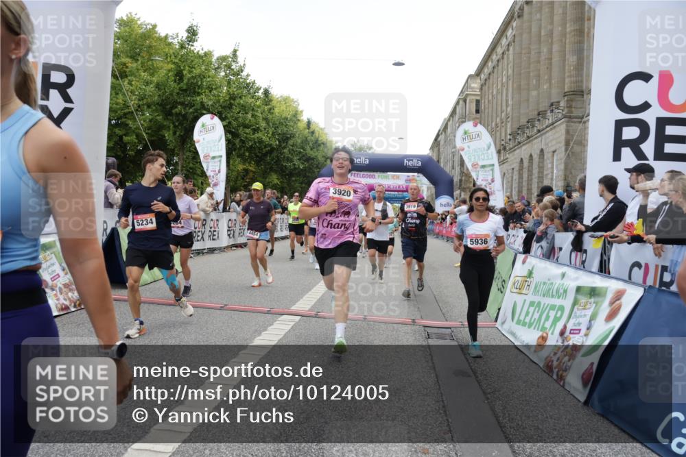 06.09.2026 - CURREX Alsterlauf Yannick Fuchs http://msf.ph/oto/10124005 06.09.2026 10:03:09 Ziel 2096, 2778, 3096, 3626, 3762, 3919, 3920, 4229, 4310, 4454, 4519, 4919, 4922, 4936, 5047, 5234, 5756, 5903, 5936, 6046, 6049, 6264, 6324, 6379, 8043, 8100, 8288 meine-sportfotos.de