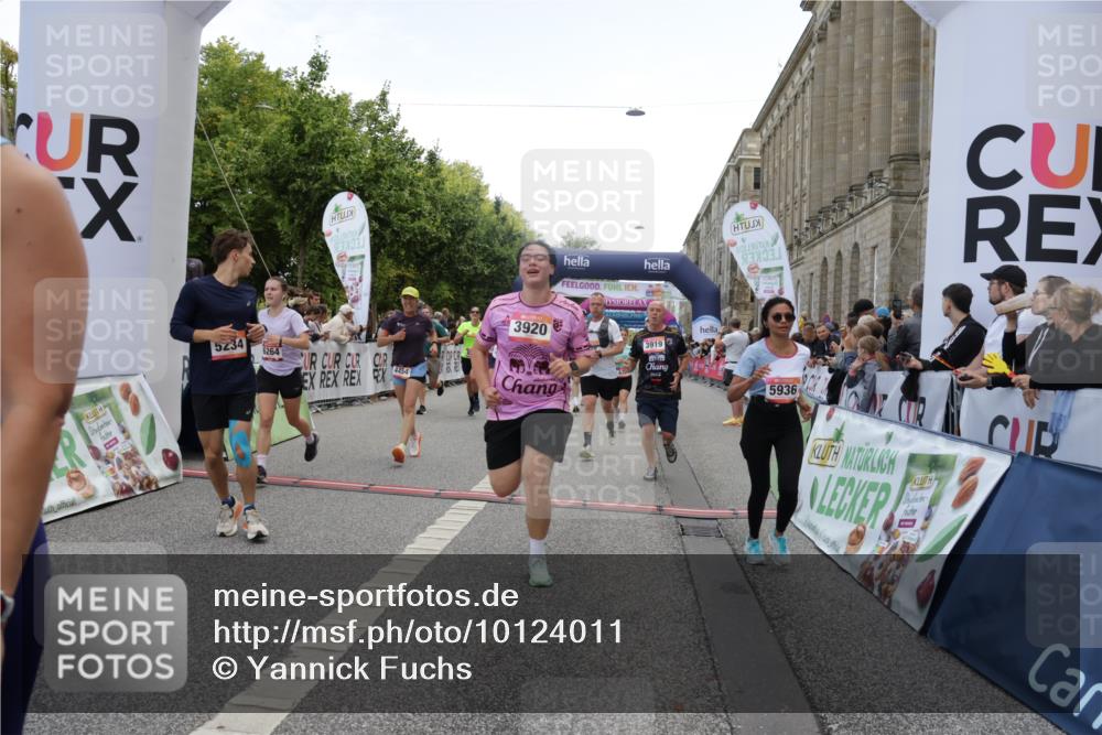 06.09.2026 - CURREX Alsterlauf Yannick Fuchs http://msf.ph/oto/10124011 06.09.2026 10:03:09 Ziel 2096, 2778, 3096, 3626, 3762, 3919, 3920, 4229, 4310, 4454, 4519, 4919, 4922, 4936, 5047, 5234, 5756, 5903, 5936, 6046, 6049, 6264, 6324, 6379, 8043, 8100, 8288 meine-sportfotos.de