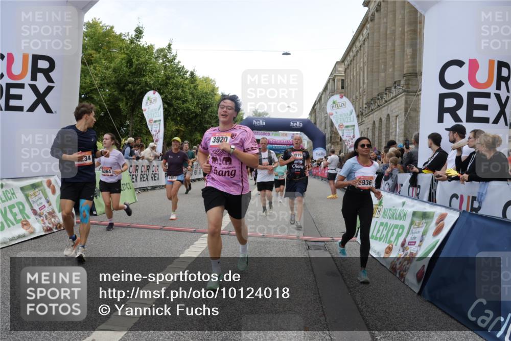 06.09.2026 - CURREX Alsterlauf Yannick Fuchs http://msf.ph/oto/10124018 06.09.2026 10:03:09 Ziel 2096, 2778, 3096, 3626, 3762, 3919, 3920, 4229, 4310, 4454, 4519, 4919, 4922, 4936, 5047, 5234, 5756, 5903, 5936, 6046, 6049, 6264, 6324, 6379, 8043, 8100, 8288 meine-sportfotos.de