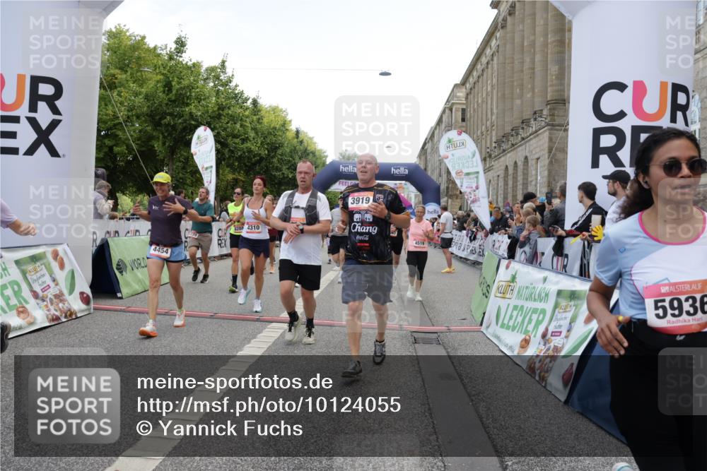 06.09.2026 - CURREX Alsterlauf Yannick Fuchs http://msf.ph/oto/10124055 06.09.2026 10:03:10 Ziel 2096, 2778, 3096, 3626, 3762, 3919, 3920, 4229, 4310, 4454, 4519, 4919, 4922, 4936, 5047, 5234, 5653, 5756, 5903, 5936, 6046, 6049, 6264, 6324, 6379, 8043, 8100, 8288 meine-sportfotos.de