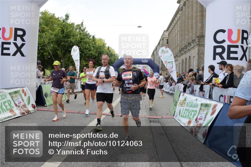 06.09.2026 - CURREX Alsterlauf Yannick Fuchs http://msf.ph/oto/10124063 06.09.2026 10:03:10 Ziel 2096, 2778, 3096, 3626, 3762, 3919, 3920, 4229, 4310, 4454, 4519, 4919, 4922, 4936, 5047, 5234, 5653, 5756, 5903, 5936, 6046, 6049, 6264, 6324, 6379, 8043, 8100, 8288 meine-sportfotos.de
