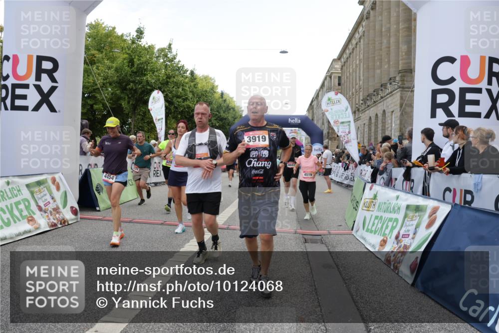 06.09.2026 - CURREX Alsterlauf Yannick Fuchs http://msf.ph/oto/10124068 06.09.2026 10:03:10 Ziel 2096, 2778, 3096, 3626, 3762, 3919, 3920, 4229, 4310, 4454, 4519, 4919, 4922, 4936, 5047, 5234, 5653, 5756, 5903, 5936, 6046, 6049, 6264, 6324, 6379, 8043, 8100, 8288 meine-sportfotos.de