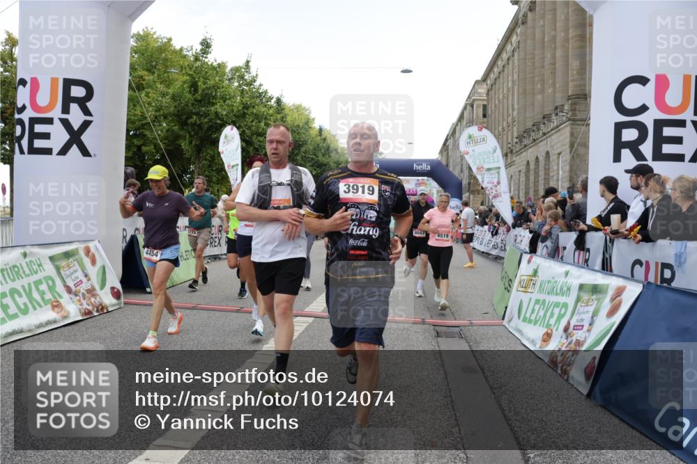 06.09.2026 - CURREX Alsterlauf Yannick Fuchs http://msf.ph/oto/10124074 06.09.2026 10:03:10 Ziel 2096, 2778, 3096, 3626, 3762, 3919, 3920, 4229, 4310, 4454, 4519, 4919, 4922, 4936, 5047, 5234, 5653, 5756, 5903, 5936, 6046, 6049, 6264, 6324, 6379, 8043, 8100, 8288 meine-sportfotos.de