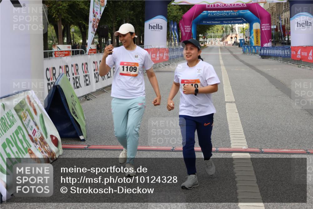 06.09.2026 - CURREX Alsterlauf Strokosch-Dieckow http://msf.ph/oto/10124328 06.09.2026 12:13:42 Ziel 1109, 1110 meine-sportfotos.de