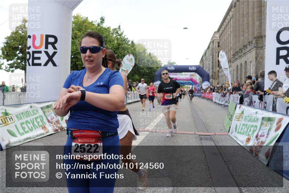 06.09.2026 - CURREX Alsterlauf Yannick Fuchs http://msf.ph/oto/10124560 06.09.2026 10:03:25 Ziel 2280, 2323, 2334, 2522, 2740, 2741, 2820, 3625, 3874, 5025, 5330, 5360, 5552, 5651, 6050, 6345, 6355, 8022, 8150 meine-sportfotos.de
