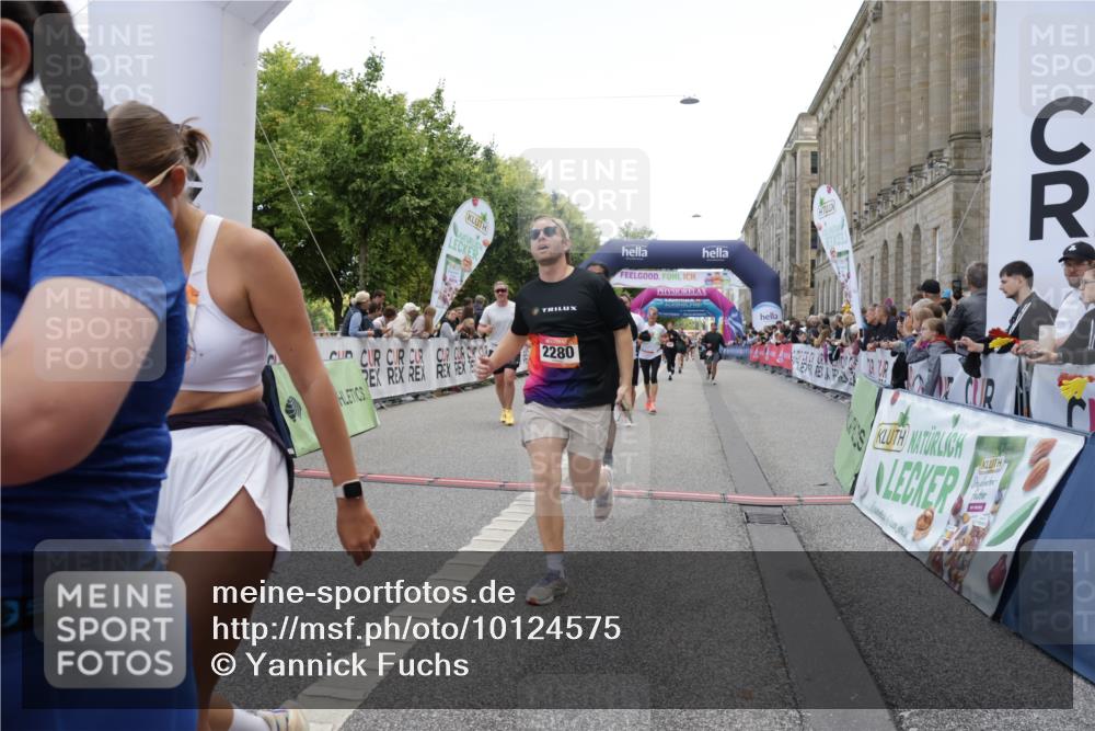 06.09.2026 - CURREX Alsterlauf Yannick Fuchs http://msf.ph/oto/10124575 06.09.2026 10:03:26 Ziel 2280, 2323, 2334, 2522, 2740, 2741, 2820, 3625, 3874, 5025, 5330, 5360, 5461, 5552, 5651, 6345, 6355, 8022, 8150, 8279 meine-sportfotos.de