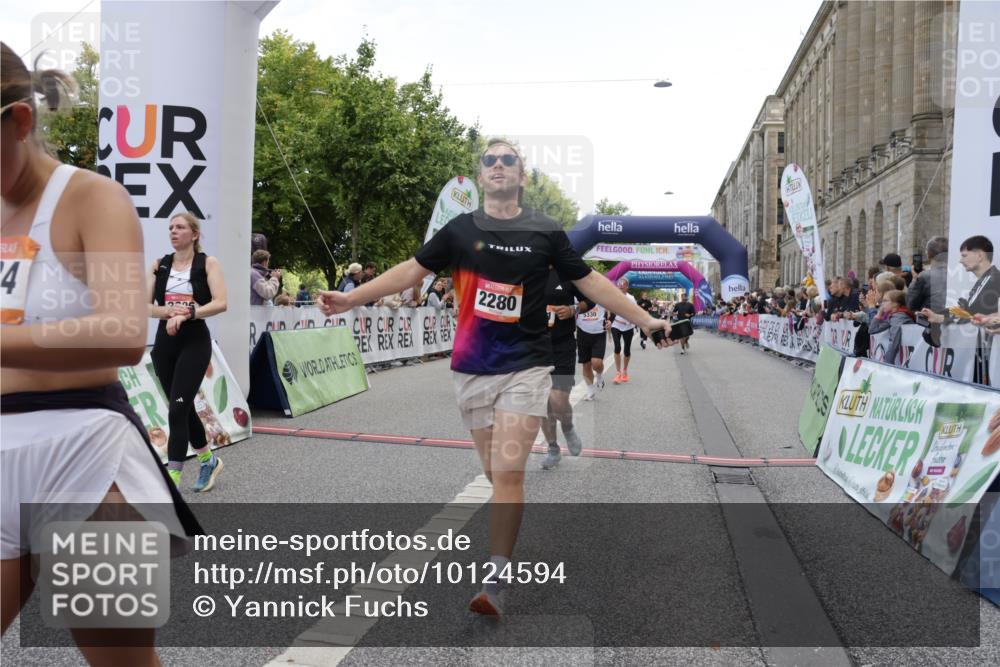 06.09.2026 - CURREX Alsterlauf Yannick Fuchs http://msf.ph/oto/10124594 06.09.2026 10:03:26 Ziel 2280, 2323, 2334, 2522, 2740, 2741, 2820, 3625, 3874, 5025, 5330, 5360, 5461, 5552, 5651, 6345, 6355, 8022, 8150, 8279 meine-sportfotos.de
