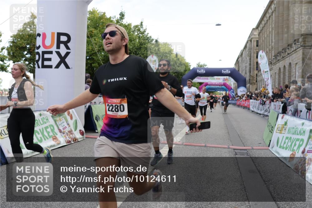 06.09.2026 - CURREX Alsterlauf Yannick Fuchs http://msf.ph/oto/10124611 06.09.2026 10:03:26 Ziel 2280, 2323, 2334, 2522, 2740, 2741, 2820, 3625, 3874, 5025, 5330, 5360, 5461, 5552, 5651, 6345, 6355, 8022, 8150, 8279 meine-sportfotos.de