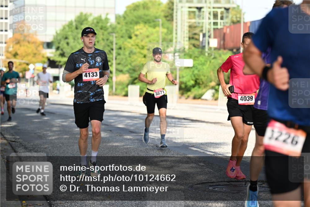 06.09.2026 - CURREX Alsterlauf Dr. Thomas Lammeyer http://msf.ph/oto/10124662 06.09.2026 09:42:00 Laufen 4133, 3671, 4039, 3226 meine-sportfotos.de