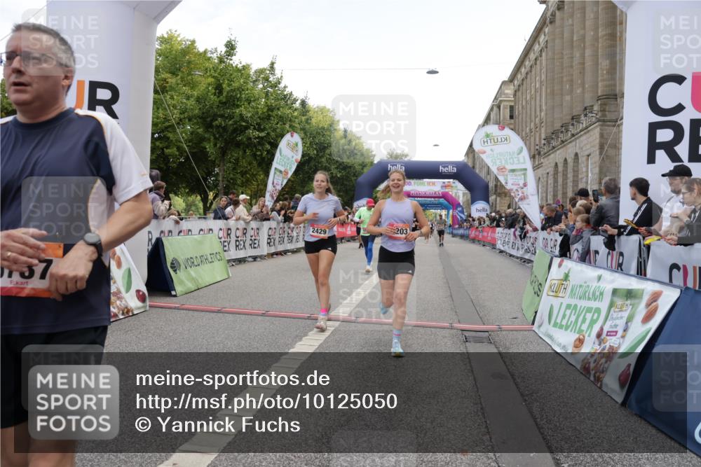 06.09.2026 - CURREX Alsterlauf Yannick Fuchs http://msf.ph/oto/10125050 06.09.2026 10:03:43 Ziel 2386, 2429, 2448, 2501, 2629, 2630, 2869, 3059, 3756, 4591, 4606, 5737, 6344, 8203, 8219, 8263, 8315, 8323 meine-sportfotos.de
