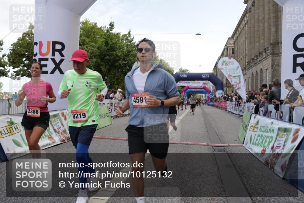 06.09.2026 - CURREX Alsterlauf Yannick Fuchs http://msf.ph/oto/10125132 06.09.2026 10:03:46 Ziel 2386, 2429, 2448, 2629, 2630, 3059, 3094, 3405, 4132, 4591, 4606, 5737, 5911, 8203, 8219, 8263, 8315, 8323 meine-sportfotos.de