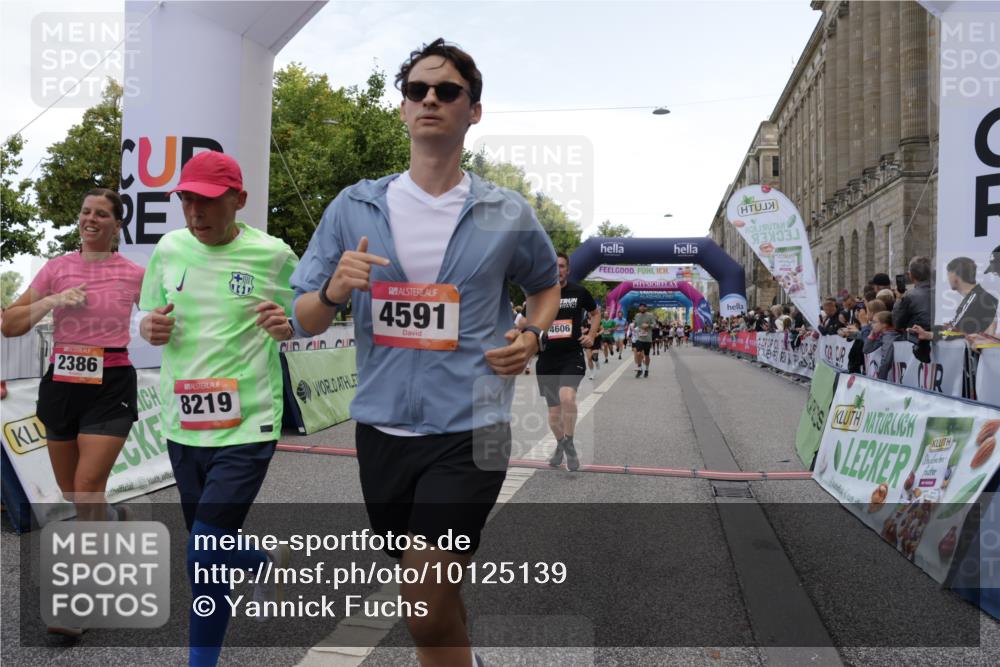06.09.2026 - CURREX Alsterlauf Yannick Fuchs http://msf.ph/oto/10125139 06.09.2026 10:03:46 Ziel 2386, 2429, 2448, 2629, 2630, 3059, 3094, 3405, 4132, 4591, 4606, 5737, 5911, 8203, 8219, 8263, 8315, 8323 meine-sportfotos.de