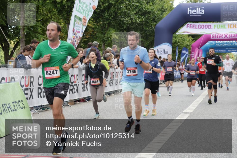 06.09.2026 - CURREX Alsterlauf Yannick Fuchs http://msf.ph/oto/10125314 06.09.2026 10:03:53 Ziel 2042, 2989, 3059, 3094, 3405, 3651, 3766, 4132, 4591, 4606, 4968, 4972, 4979, 5284, 5468, 5911, 6247, 8079 meine-sportfotos.de