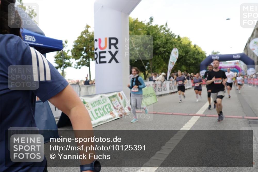 06.09.2026 - CURREX Alsterlauf Yannick Fuchs http://msf.ph/oto/10125391 06.09.2026 10:03:57 Ziel 2042, 2657, 2989, 3094, 3378, 3384, 3405, 3651, 3745, 3752, 3766, 4004, 4132, 4672, 4968, 4972, 4979, 5284, 5468, 6247, 8044, 8079 meine-sportfotos.de