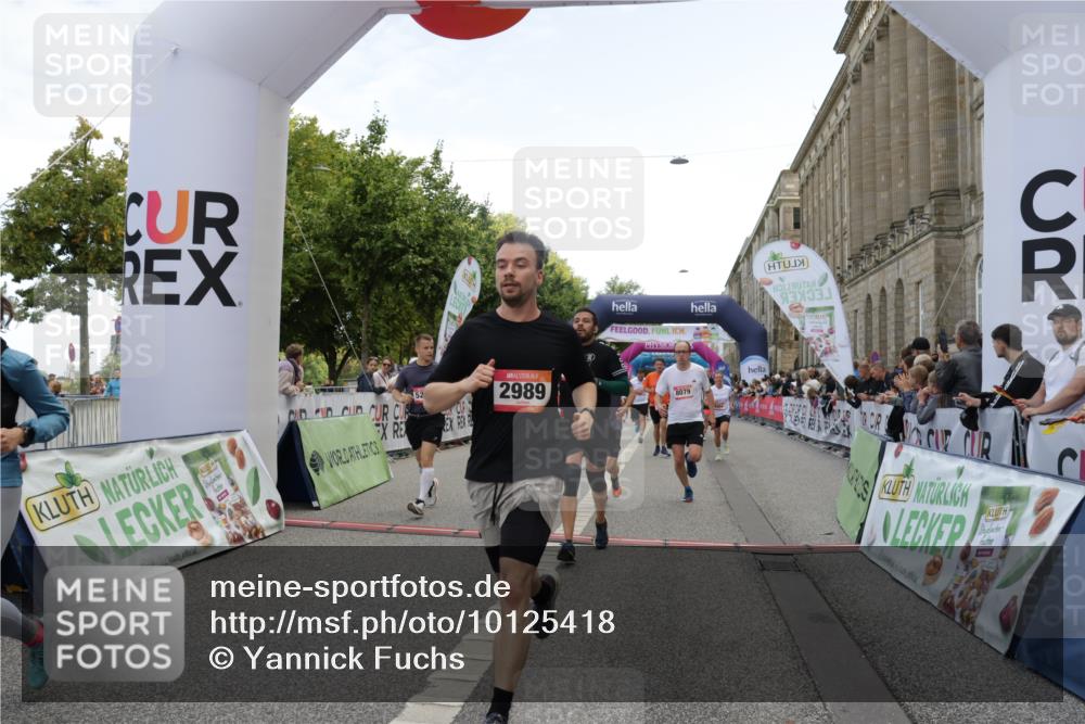 06.09.2026 - CURREX Alsterlauf Yannick Fuchs http://msf.ph/oto/10125418 06.09.2026 10:03:57 Ziel 2042, 2657, 2989, 3094, 3378, 3384, 3405, 3651, 3745, 3752, 3766, 4004, 4132, 4672, 4968, 4972, 4979, 5284, 5468, 6247, 8044, 8079 meine-sportfotos.de