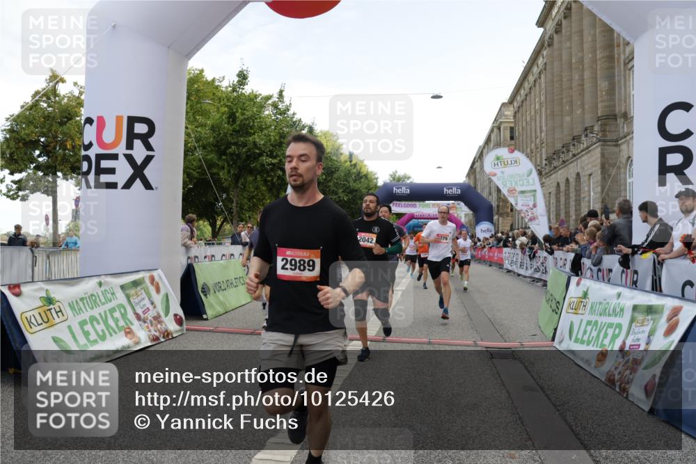 06.09.2026 - CURREX Alsterlauf Yannick Fuchs http://msf.ph/oto/10125426 06.09.2026 10:03:58 Ziel 2042, 2657, 2989, 3094, 3378, 3384, 3405, 3651, 3745, 3752, 3766, 4004, 4672, 4968, 4972, 4979, 5284, 5468, 6247, 8044, 8079 meine-sportfotos.de