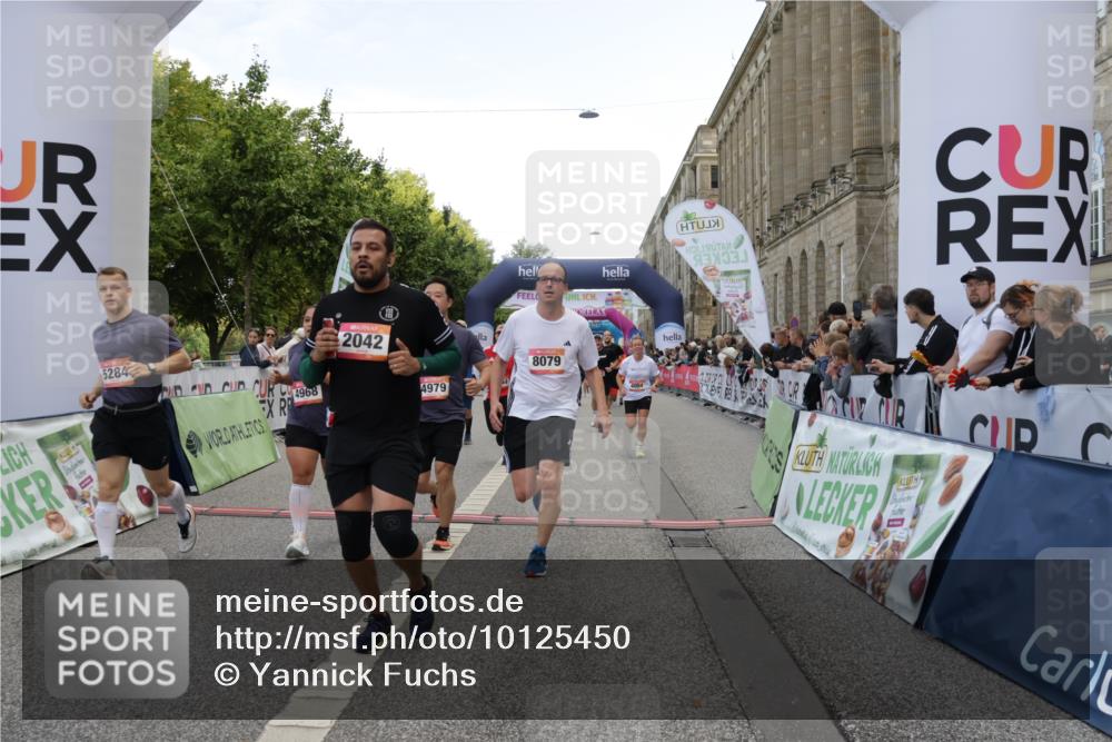 06.09.2026 - CURREX Alsterlauf Yannick Fuchs http://msf.ph/oto/10125450 06.09.2026 10:03:58 Ziel 2042, 2657, 2989, 3094, 3378, 3384, 3405, 3651, 3745, 3752, 3766, 4004, 4672, 4968, 4972, 4979, 5284, 5468, 6247, 8044, 8079 meine-sportfotos.de