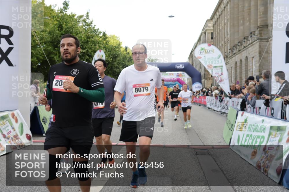 06.09.2026 - CURREX Alsterlauf Yannick Fuchs http://msf.ph/oto/10125456 06.09.2026 10:03:59 Ziel 2042, 2657, 2989, 3378, 3384, 3651, 3745, 3752, 3766, 4004, 4672, 4968, 4972, 4979, 5061, 5284, 5468, 6247, 8044, 8079 meine-sportfotos.de