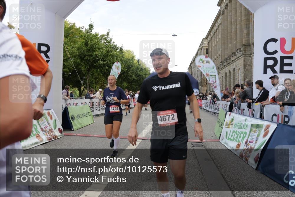 06.09.2026 - CURREX Alsterlauf Yannick Fuchs http://msf.ph/oto/10125573 06.09.2026 10:04:02 Ziel 2042, 2091, 2164, 2657, 2677, 2989, 3100, 3239, 3378, 3384, 3562, 3651, 3745, 3752, 4004, 4495, 4672, 4968, 4972, 4979, 5061, 5284, 5401, 5468, 5709, 6056, 8044, 8079 meine-sportfotos.de